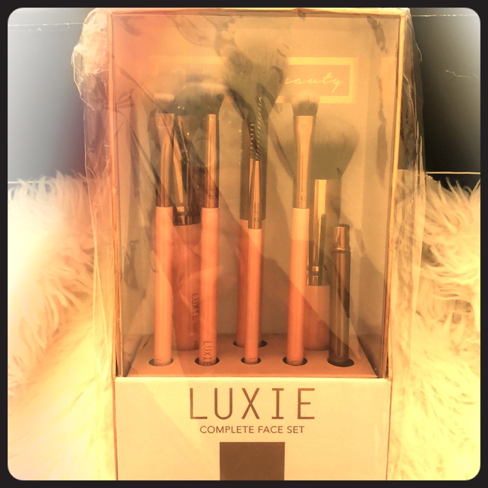 Makeup brushes